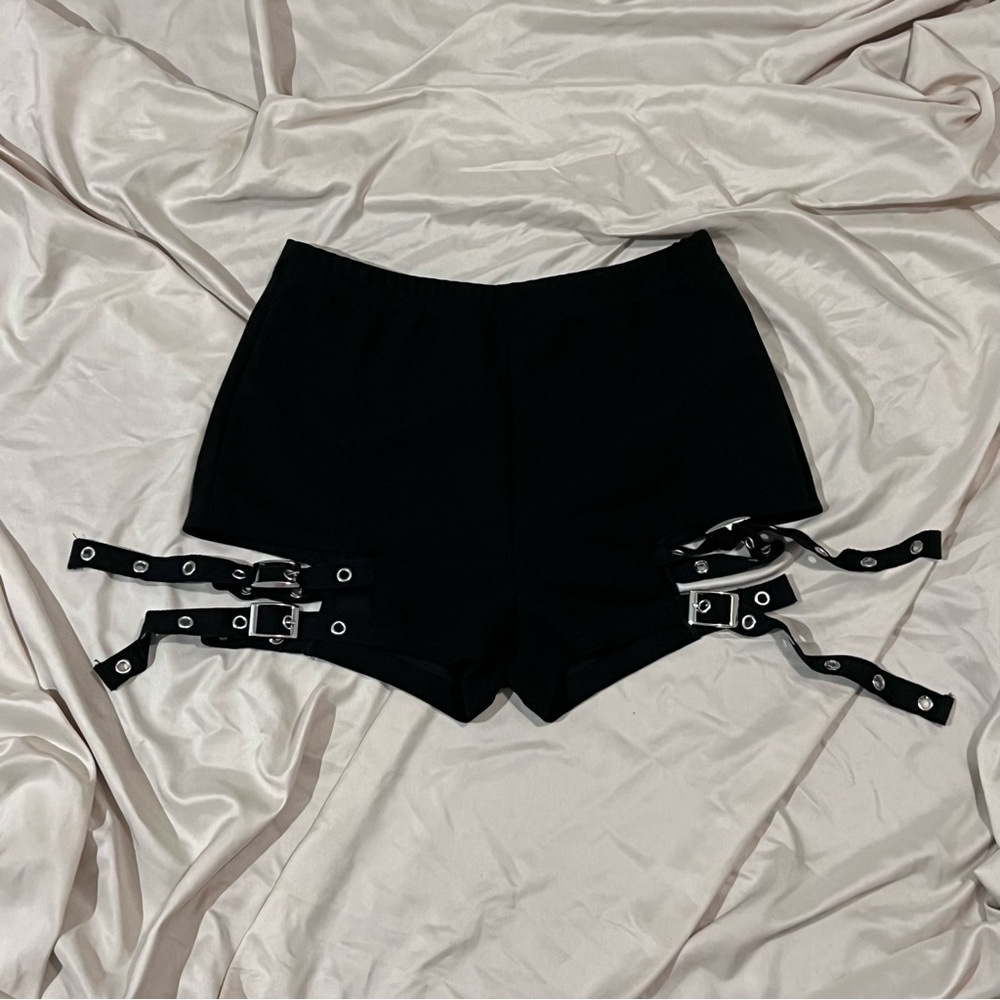 SHEIN ICON Elastic Waist Buckle Belted Shorts